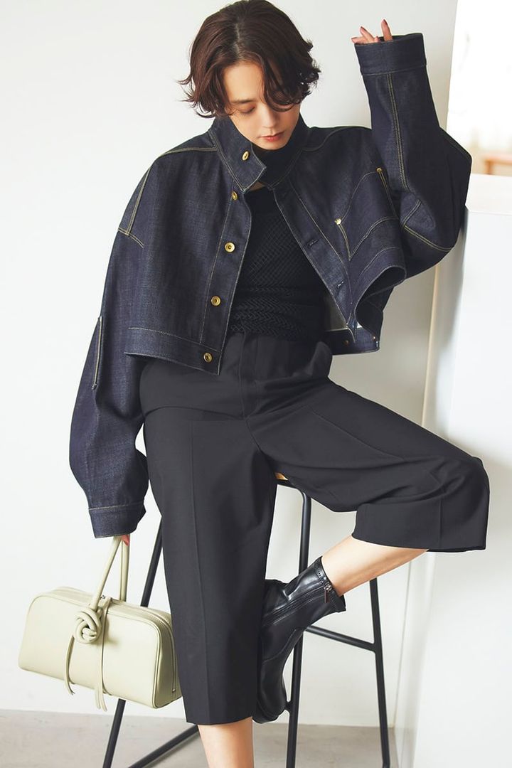 ネイビーがデニムジャケットを都会的なムードに。ジャケット6万9300円（ペレック） カットソー2万5300円（ミュラー オブ ヨシオクボ） パンツ3万52 00円（ベイジ，／オンワード樫山 お客様相談室） バッグ5万2800円（ヴァジック／ヴァジックジャパン） ブーツ2万5300円（モリーニ／ジャック・オブ・オール・トレーズ プレスルーム）