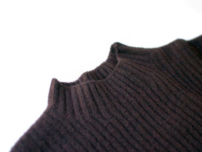 【ユニクロ】首元スッキリ、でもふんわり素材であたたかい♡40代必見の『極上ニット』がお値打ち価格に！