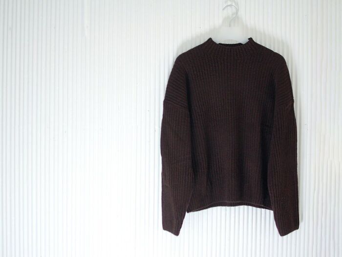 【ユニクロ】首元スッキリ、でもふんわり素材であたたかい♡40代必見の『極上ニット』がお値打ち価格に！