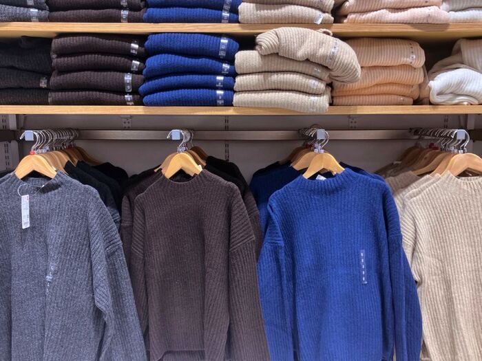 【ユニクロ】首元スッキリ、でもふんわり素材であたたかい♡40代必見の『極上ニット』がお値打ち価格に！