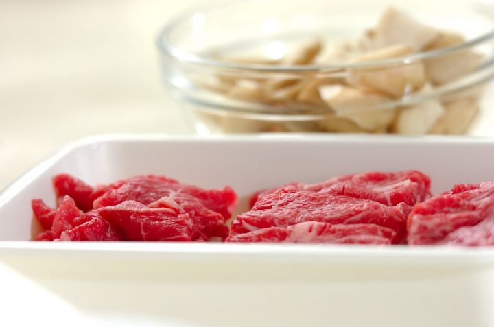 牛肉とゴボウの炒め煮の下準備1