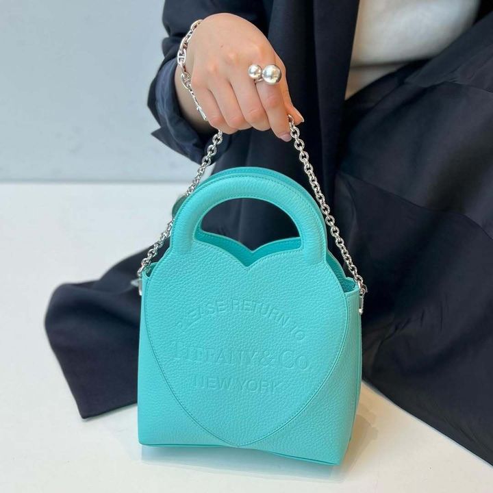 ティファニーブルーのハンドバッグ