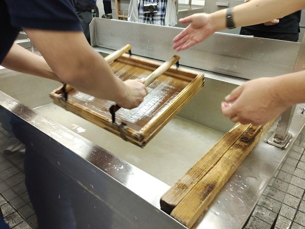 丁寧に紙すきを教えてもらう