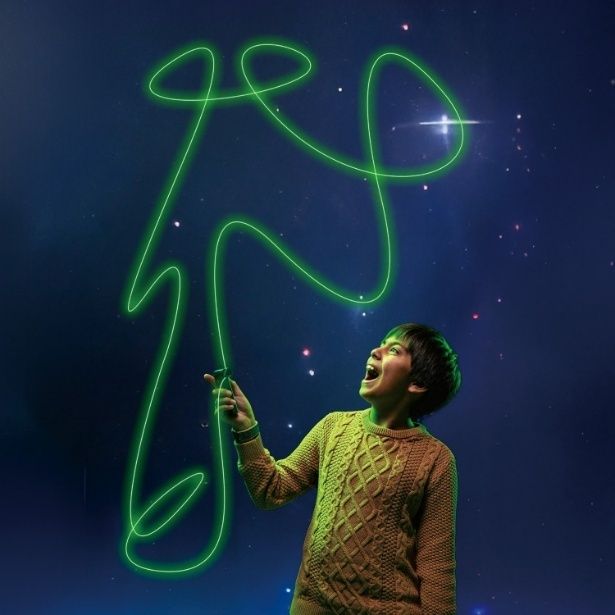 【写真】暗闇で輝くヒモが描く軌跡を体験できる。光とトリックが一体になる瞬間