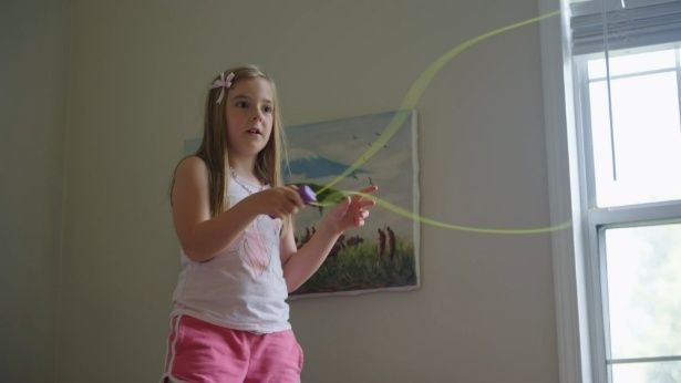 光るヒモが自在に舞うZipString LUMA。浮遊するヒモの動きを直感的に楽しめる