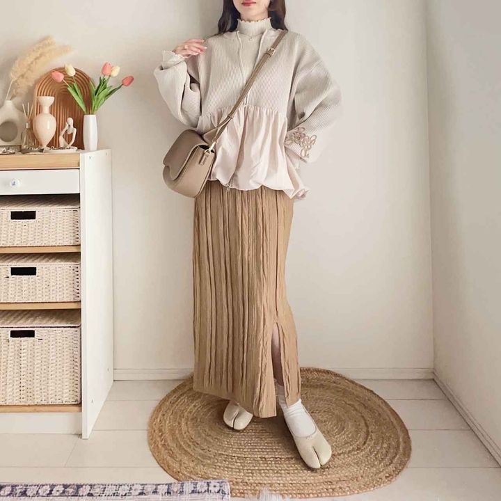 画像: ハイネックトップスをインして上品に