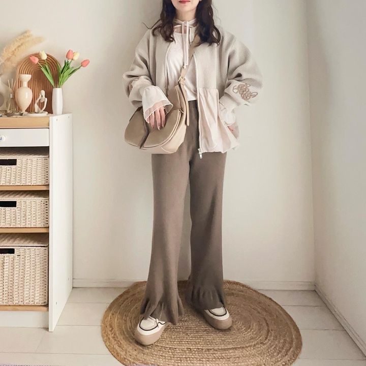 画像: パンツ ✕ スニーカーでカジュアルに