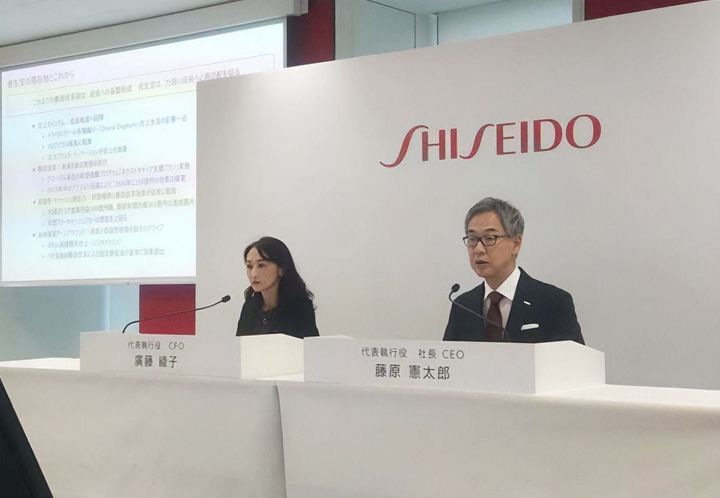 記者会見する資生堂の藤原憲太郎社長（右）＝2025年11月10日午後、東京都港区
