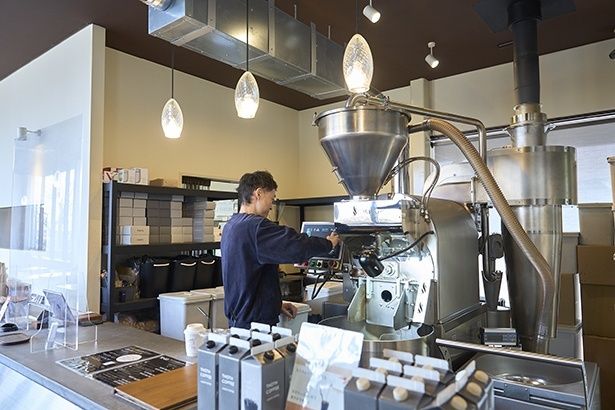 店内でひときわ目を引く焙煎機は、四国でも数少ないローリング・スマートロースター