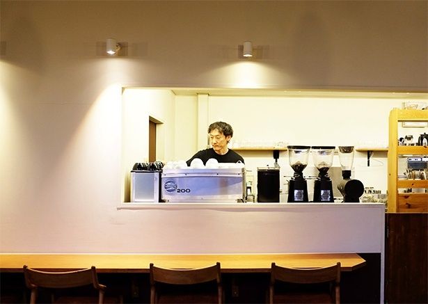 キッチンの壁をくりぬいて、エスプレッソマシンもインテリアの一部に。ミルはドリップ、デカフェ、エスプレッソ用と3台を使い分ける