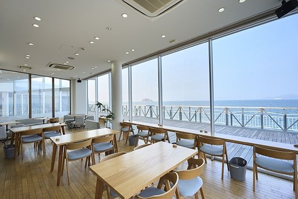 海の目の前にある「海と空のカフェ」は、瀬戸大橋を一望するビュースポット