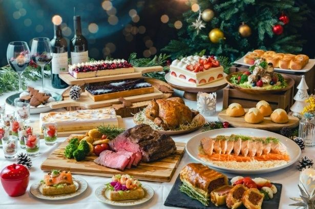 【写真】ローストビーフやチキン、色とりどりのスイーツまで、北欧の世界観を味わえる華やかなメニュー