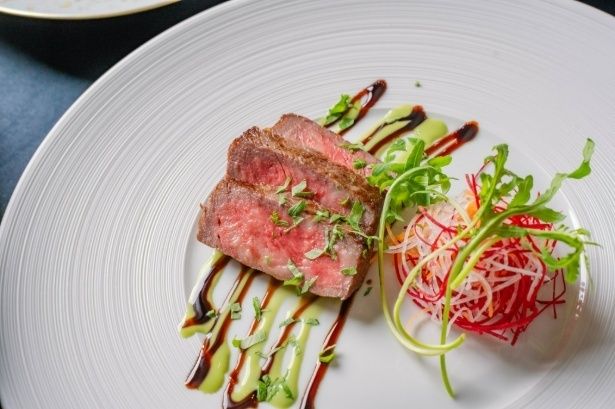 国産牛ロース肉のタリアータ バルサミコソース カラフルなサラダを添えて