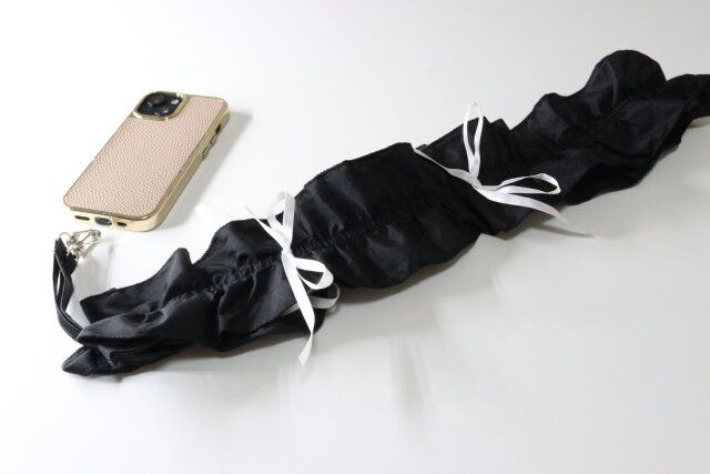 ダイソーの可愛いショルダーストラップ（くしゅくしゅリボン、シート付き）