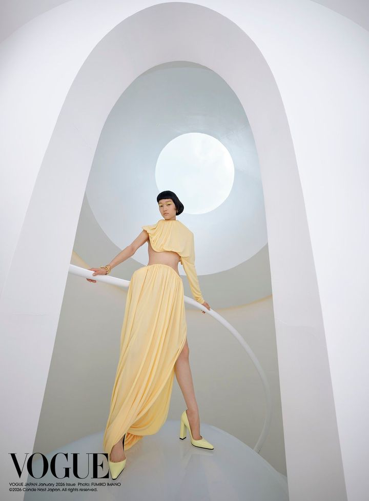 曲線美の極み<br /> すべて曲線のみでデザインされ、窓までも作品の一部としてつくり上げられたアトリエで、アライアの優雅なドレープ使いのイエローのトップとスカート、同色でまとめたシューズが華やぎを添える。「ハードウェア」のピアスとブレスレット、リング。そして「ロック」のバングルが凛とした印象を与え、アーティスティックに鎮座する。<br /> トップ スカート ともに参考商品 シューズ ¥269,500（参考価格）／すべてALAÏA（リシュモン ジャパン アライア） 「ハードウェア」ピアス YG ¥753,500 〈右手下から〉「ハードウェア」ブレスレット YG×ダイヤモンド ¥14,960,000 「ロック」バングル YG×WG×ダイヤモンド ¥2,805,000 「ハードウェア」ブレスレット YG ¥2,475,000 「ハードウェア」リング YG×ダイヤモンド ¥968,000／すべてTIFFANY & CO.（ティファニー・アンド・カンパニー・ジャパン・インク）