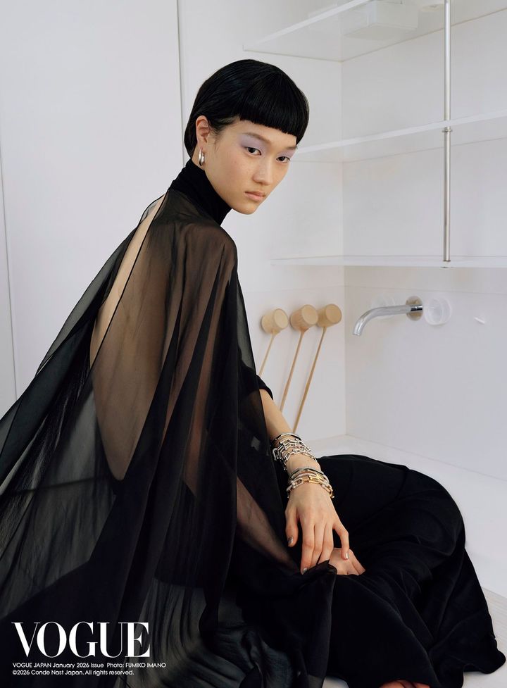 白と黒の交差<br /> シアーなラルフ ローレンのドレスに、ティファニーのホワイトゴールドにダイヤモンドをあしらったスタイリッシュなピアスを添えて。手もとは、「ロック」のバングルとデコラティブな「ハードウェア」のブレスレットを重ね、さらに「ハードウェア」のネックレスを手首に巻きつけてボリューミーに存在感を示して。<br /> ドレス ¥869,000／RALPH LAUREN COLLECTION（ラルフ ローレン） 「ロック」ピアス WG×ダイヤモンド ¥1,331,000 〈写真下から〉「ハードウェア」ブレスレット YG×ダイヤモンド ¥13,640,000 「ロック」バングル YG×WG×ダイヤモンド ¥2,805,000 「ロック」バングル WG×ダイヤモンド ¥2,035,000 「ハードウェア」ネックレス（ブレスレットとして着用） WG×ダイヤモンド ¥6,270,000 「ハードウェア」ブレスレット WG×ダイヤモンド ¥5,005,000 「ロック」バングル WG×ダイヤモンド ¥2,035,000／すべてTIFFANY & CO.（ティファニー・アンド・カンパニー・ジャパン・インク）