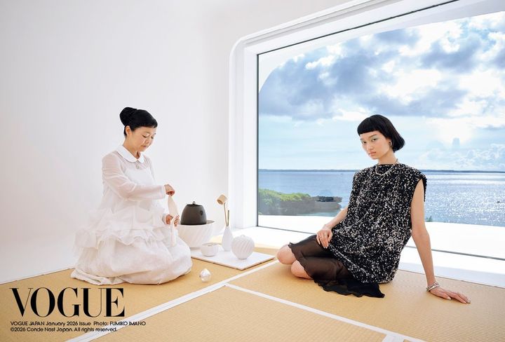 お茶室での休息<br /> 宮古島で過ごす時間を大切にしている森は、海を望むお茶室で瞑想にふけることもあるという。タオのラッフルの効いたブラウスとスカートで“白”を極めた森。対をなすように、煌めくジュンヤ ワタナベのスパンコールのトップに、ホワイトゴールドを基調とした、ティファニーの「ロック」ピアスとバングル、「ハードウェア」のネックレスとブレスレットを重ねたクロエ。森の“白”のキャンパスにクロエの“黒”が共鳴するとき、そこには新たなアートが生み出される。<br /> 〈左〉ブラウス ¥55,000 スカート ¥69,300／ともにTAO（コム デ ギャルソン） 「T」ペンダント WG ¥682,000／TIFFANY & CO.（ティファニー・アンド・カンパニー・ジャパン・インク） 〈右〉トップ ¥107,800／JUNYA WATANABE（コム デ ギャルソン） スカート／NENSI DOJAKA（www.nensidojaka.com） 「ロック」ピアス WG×ダイヤモンド ¥1,331,000 「ハードウェア」 ネックレス WG×ダイヤモンド ¥6,270,000 〈写真下から〉「ロック」バングル WG×ダイヤモンド ¥19,855,000 「ハードウェア」ブレスレット WG×ダイヤモンド ¥5,005,000 〈右手・人さし指／指先から〉「ロック」リング WG×ダイヤモンド ¥671,000 リング WG×ダイヤモンド ¥1,111,000 〈右手・薬指〉「ハードウェア」リング WG×ダイヤモンド ¥2,530,500／すべてTIFFANY & CO.（ティファニー・アンド・カンパニー・ジャパン・インク）