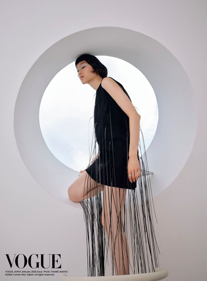 アーティな肖像<br /> 森万里子にとって初めての建築作品である《ユプティラ（YUPUTIRA）》。光を取り込む窓を背に、個性あふれるジルサンダーの立体的なドレスとシューズ、そして幾重も重ねた手もとのティファニーの「ロック」リングがキラリと光を放つ。<br /> ドレス ¥767,800 シューズ ¥170,500／ともにJIL SANDER（ジルサンダージャパン） 〈指先から〉「ロック」リング WG×ダイヤモンド ¥671,000 リング WG×ダイヤモンド ¥1,111,000 リング YG×ダイヤモンド ¥1,028,500 リング YG×ダイヤモンド ¥638,000 リング RG×ダイヤモンド ¥1,028,500 リング RG×ダイヤモンド ¥638,000／すべてTIFFANY & CO.（ティファニー・アンド・カンパニー・ジャパン・インク）