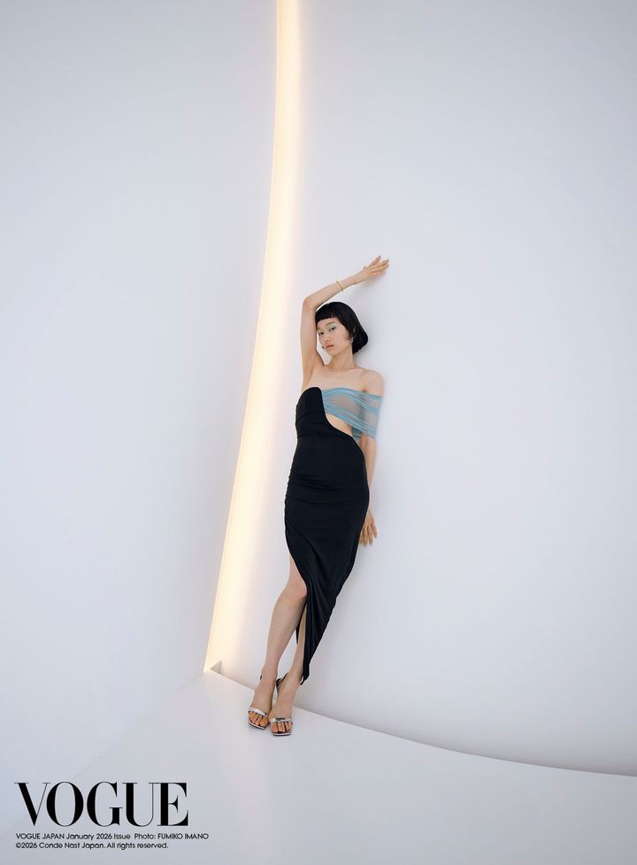 神秘な光彩<br /> 森万里子にとって、自然との一体感を得るところであり、創作の場でもある《ユプティラ（YUPUTIRA）》。キャンバスのような白を背景に一筋の光が差し込むアトリエは、ブルーを効かせたネンシ ドジョカのドレスとティファニーの「ハードウェア」のピアス、そして「ロック」ネックレスとバングルが美しく映える。<br /> ドレス／NENSI DOJAKA（www.nensidojaka.com） 「ハードウェア」ピアス WG×ダイヤモンド ¥3,245,000 「ロック」ネックレス WG×ダイヤモンド ¥825,000 「ロック」バングル YG×WG×ダイヤモンド ¥2,805,000／すべてTIFFANY & CO.（ティファニー・アンド・カンパニー・ジャパン・インク） シューズ／スタイリスト私物