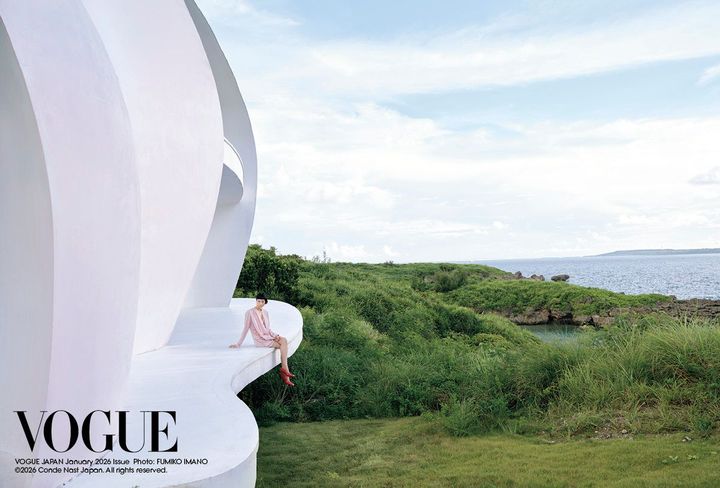 安息の地<br /> 空、光、風、海、大地─都会の喧騒から離れ、人間も自然の一部だったことを思い出させてくれる、息を呑むほど美しい桃源郷のような《ユプティラ（YUPUTIRA）》。ステラ マッカートニーのピンクのドレスとシューズに、ティファニーのピアスとネックレスを纏ったクロエが、そっと佇む。<br /> ドレス ¥284,900 シューズ ¥124,300／ともにSTELLA McCARTNEY（ステラ マッカートニー ジャパン） 「ハードウェア」ピアス YG×ダイヤモンド ¥3,025,000 「ロック」ネックレス YG×ダイヤモンド ¥775,500／ともにTIFFANY & CO.（ティファニー・アンド・カンパニー・ジャパン・インク）