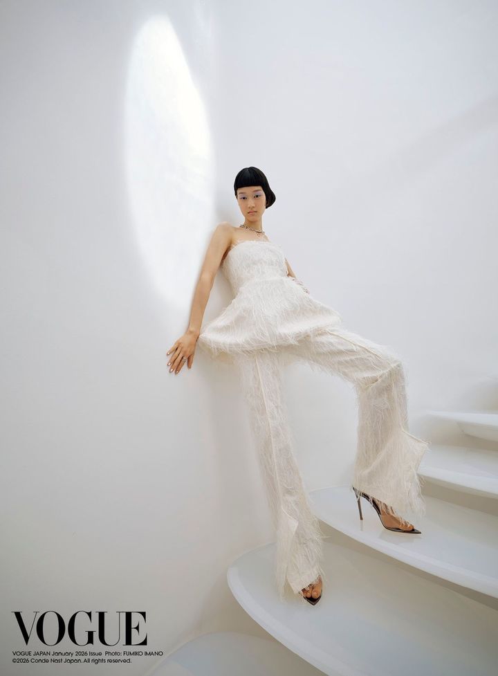 採光の幻影<br /> 白を基調とした《ユプティラ（YUPUTIRA）》。光が差し込む先に、ヨウヘイ オオノのトップとパンツのセットアップがクリーンに浮かび上がる。ふわりと揺れうごく毛足の長いマテリアルが風をはらみ、ティファニーの「ロック」ピアスとネックレス、「ハードウェア」ネックレス、そして重ねづけしたリングが光を纏い、自然と調和する。<br /> トップ 参考商品 パンツ ¥106,700／ともにYOHEI OHNO（ヨウヘイ オオノ） 「ロック」ピアス WG×ダイヤモンド ¥1,331,000 〈上から〉「ハードウェア」ネックレス RG×ダイヤモンド ¥41,965,000 「ハードウェア」ネックレス WG×ダイヤモンド ¥6,270,000 「ロック」ネックレス WG×ダイヤモンド ¥825,000 〈指先から〉「ロック」リング YG×ダイヤモンド ¥1,028,500 「ハードウェア」リング WG×ダイヤモンド ¥1,034,000 「ロック」リング WG×ダイヤモンド ¥671,000／すべてTIFFANY & CO.（ティファニー・アンド・カンパニー・ジャパン・インク） シューズ ¥126,500／GIANVITO ROSSI（ジャンヴィト ロッシ ジャパン）