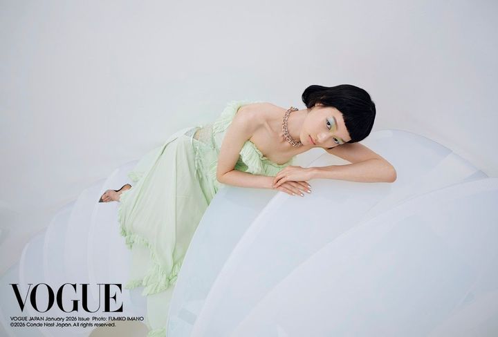 自然への憧憬<br /> トランスペアレントなマックイーンのドレスはソフトなグリーンでロマンティックに。ティファニーのそれぞれ異なる表情で魅せるホワイトゴールドとピンクゴールドの「ハードウェア」のネックレスが相まって、上品かつ柔和な雰囲気に。《ユプティラ（YUPUTIRA）》独特の有機的なフォルムとマッチして、自然の儚さと豊かさを感じさせる。<br /> ドレス ¥1,640,760／McQUEEN（マックイーン クライアントサービス） 「ハードウェア」ネックレス〈上〉WG×ダイヤモンド ¥6,270,000 〈下〉RG×ダイヤモンド ¥41,965,000／ともにTIFFANY &CO.（ティファニー・アンド・カンパニー・ジャパン・インク） シューズ ¥126,500／GIANVITO ROSSI（ジャンヴィト ロッシ ジャパン）