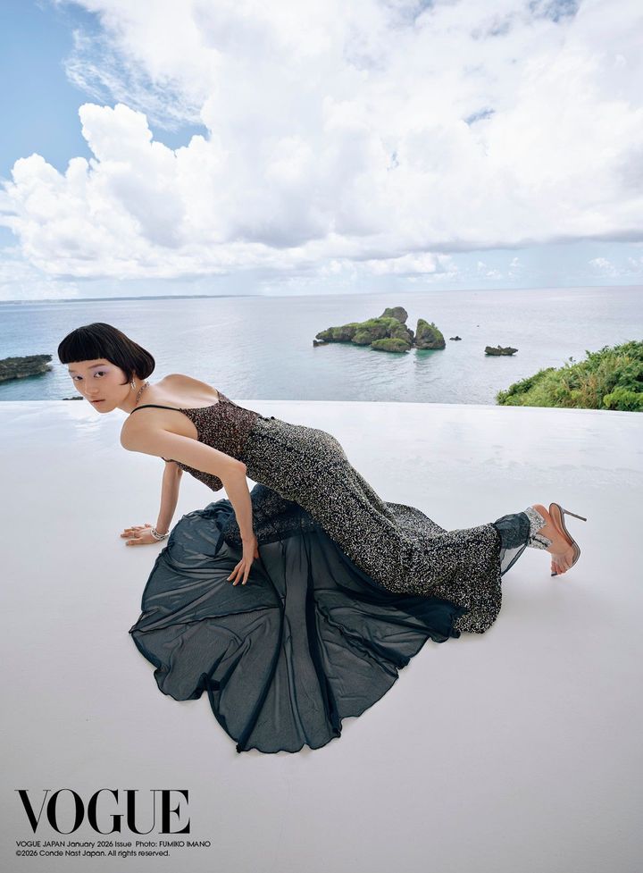 水平線を望む楽園<br /> 《ユプティラ（YUPUTIRA）》と宮古島の水平線が重なるとき─そこにはあたかも時間が止まったかのような大自然との一体感を味わえる絶景が現れる。モデルのクロエ・オーが着こなすのは、ラバンヌのシャイニーなドレスにティファニーの「ハードウェア」のピアスとネックレス、ブレスレットに「ロック」のバングルをレイヤリングした優美なスタイル。美しさ際立つシルエットが、どこまでも続く水平線と呼応して。<br /> ドレス スカート ともに参考商品 パンツ ¥233,600／すべてRABANNE（エドストローム オフィス） 「ハードウェア」ピアス WG×ダイヤモンド ¥3,245,000 「ハードウェア」ネックレス WG×ダイヤモンド ¥6,270,000 〈写真上から〉「ロック」 バングル WG×ダイヤモンド ¥19,855,000 「ハードウェア」ブレスレット WG×ダイヤモンド ¥5,005,000 「ロック」バングル WG×ダイヤモンド ¥2,035,000 「ハードウェア」リング WG×ダイヤモンド ¥2,530,000／すべてTIFFANY & CO.（ティファニー・アンド・カンパニー・ジャパン・インク） シューズ ¥126,500／GIANVITO ROSSI（ジャンヴィト ロッシ ジャパン）