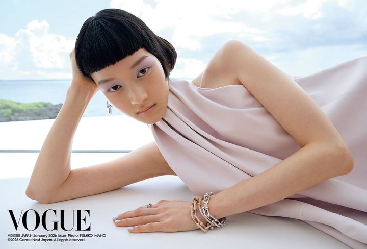 ドレス ¥1,100,000／GIVENCHY BY SARAH BURTON（ジバンシィ ジャパン） 「ハードウェア」ピアス WG×ダイヤモンド ¥3,245,000 〈写真左から〉「ハードウェア」ブレスレット RG×ダイヤモンド ¥27,940,000 「ロック」バングル YG×ダイヤモンド ¥2,805,000 「ハードウェア」ブレスレット WG×ダイヤモンド ¥5,005,000 〈指先から〉「ロック」リング WG×ダイヤモンド ¥1,111,000 「ロック」リング YG×ダイヤモンド ¥1,028,500 「ハードウェア」リング WG×ダイヤモンド ¥2,530,000／すべてTIFFANY & CO.（ティファニー・アンド・カンパニー・ジャパン・インク）