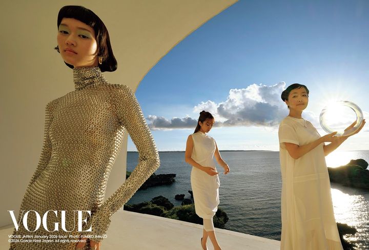 希望の輝き<br /> フューチャリスティックなクレージュのドレスに、ティファニーの「ハードウェア」のピアスと「ロック」リングが輝くモデルのクロエ。横には、森万里子の娘の万奈がイッセイ ミヤケのホワイトのドレスを纏って。“空間においても服装においても白が重要な色”と語る森万里子は、サカイのクリーンなホワイトのドレスにティファニーの「T」ペンダントを合わせて、宮古島の壮大な自然と融合して。<br /> 〈左〉ドレス 参考商品／COURRÈGES（エドストローム オフィス） 「ハードウェア」ピアス YG×ダイヤモンド ¥3,025,000 〈指先から〉「ロック」リング WG×ダイヤモンド ¥671,000 「ロック」リング WG×ダイヤモンド ¥1,111,000 「ロック」リング YG×ダイヤモンド ¥1,028,500／すべてTIFFANY & CO.（ティファニー・アンド・カンパニー・ジャパン・インク） 〈中央・森万奈〉ドレス ¥137,500／ISSEY MIYAKE（イッセイ ミヤケ） シューズ ¥135,300／SERGIO ROSSI（セルジオ ロッシ ジャパン カスタマーサービス） 〈右・森万里子〉ドレス ¥159,500／SACAI（サカイ） 「T」ペンダント WG ¥682,000／TIFFANY & CO.（ティファニー・アンド・カンパニー・ジャパン・インク）