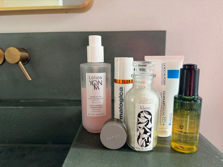 ヴェルヌ華子さんが愛用するスキンケアプロダクト。アヴェダ、THREE、ヨンカといった植物成分・ボタニカル処方を基盤にしたフィロソフィーを持ったブランドがお気に入り。Photo_ Courtesy of Hanako Vernhes