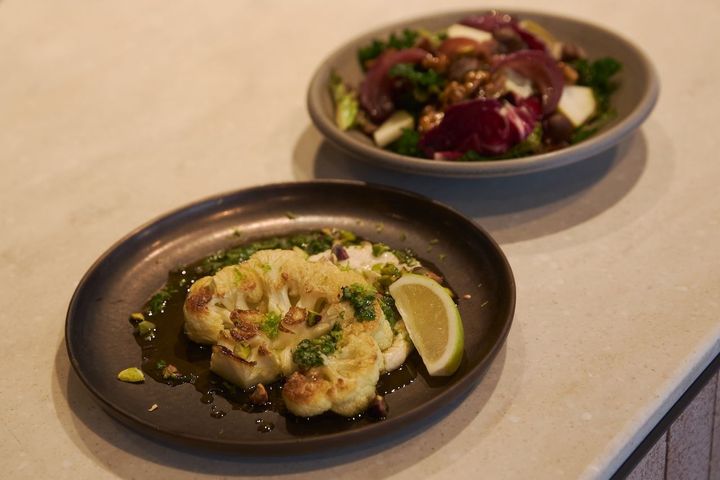 自身が主催するイベント「Plantful Inspirations 2025」のワークショップで調理したプラントベースメニュー。〈手前〉カリフラワーのステーキ、カリフラワーのクリームとチミチュリソース〈奥〉栗と洋梨のオータムサラダ。Photo_ Courtesy of Hanako Vernhes