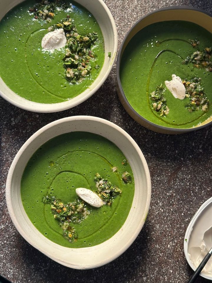 玉ねぎ、ズッキーニ、ほうれん草、大麦、レンズ豆のポタージュ。トッピングに、大麦とハーブとレンズ豆をオリーブオイルで和えたものと、プラントベースクリームチーズを乗せて。Photo_ Courtesy of Hanako Vernhes