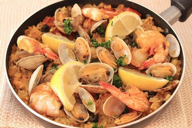 フライパンで作ってそのまま食卓へ♪「フライパンパエリア」 （C）KADOKAWA