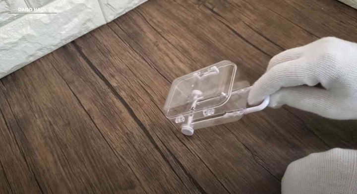 ダイソーの「ミニキャリーケース型小物入れ」