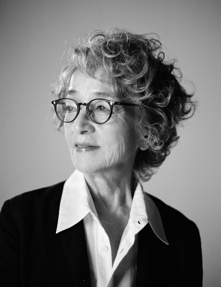 黒いロングスカートにドレープが美しいドレスシャツ、そしてジャケットというスタイルでスタジオに登場した俳優の倍賞千恵子さん。大御所がいらっしゃる…と緊張していた我々に、にっこりと笑顔を見せてくださり、柔らかい雰囲気の中で撮影＆取材が始まりました。