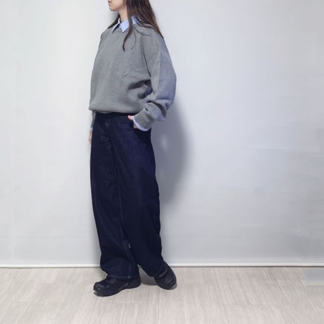 グレーのスムースコットンクルーネックセーターとシャツを着たコーデ