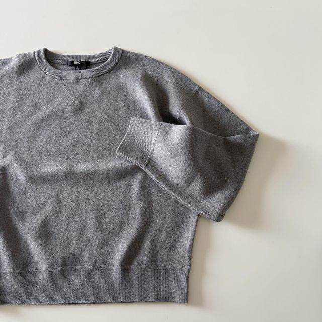 グレーのスムースコットンクルーネックセーター