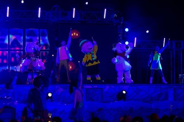 キャンドルを持ったみんなと一緒に、ゲストもスマホのライトなどを掲げよう