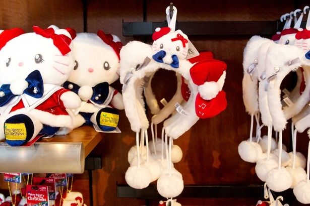 聖歌隊スタイルのハローキティのカチューシャ。歩くとポンポンが揺れる♪