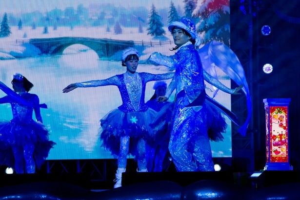 氷を思わせる衣装が美しいスケートシーン