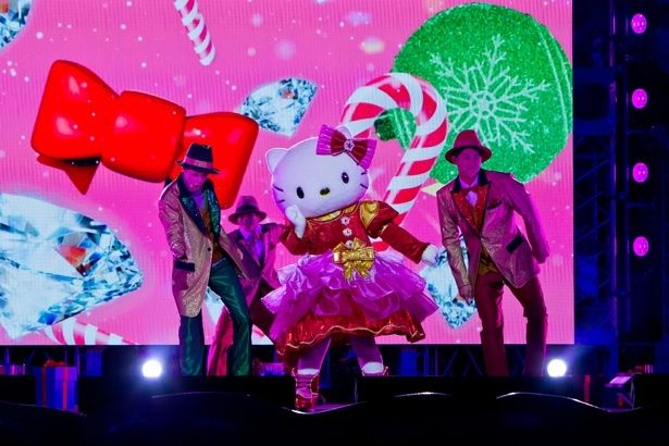 プレゼントみたいなドレスがゴージャス。「ハローキティ様」と呼びたくなる