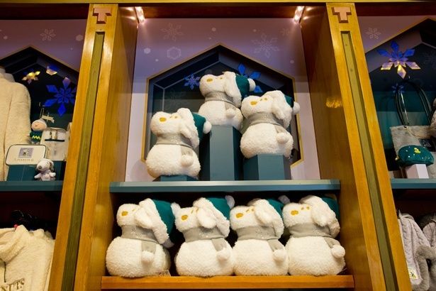 雪だるまに変身したスヌーピーは、左右に穴が空いていて手を入れられる