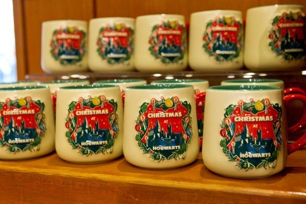ホグワーツ城が描かれたカップはクリスマスカラーが印象的