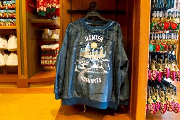 雪化粧をまとったホグワーツ城が描かれたセーター