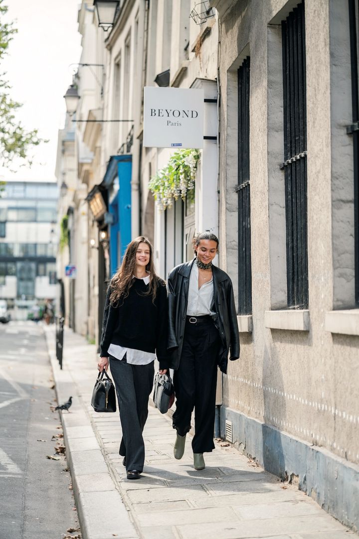 これぞ、パリジェンヌ！ シックなモノトーンが映えるセンスのいい着こなし