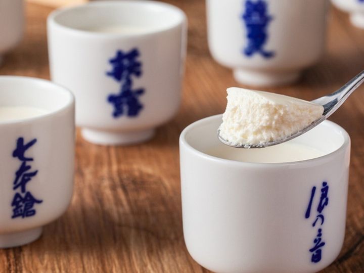 All About ニュース編集部は、全国10～60代の男女250人を対象に「お土産」に関する独自のアンケート調査を実施。旅先で買いたい「滋賀県のお土産」で1位に選ばれたのは？