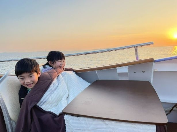 夕日が沈む三河湾を、こたつに入りながら楽しむ特別なひととき。船上ならではの体験に笑顔がこぼれる