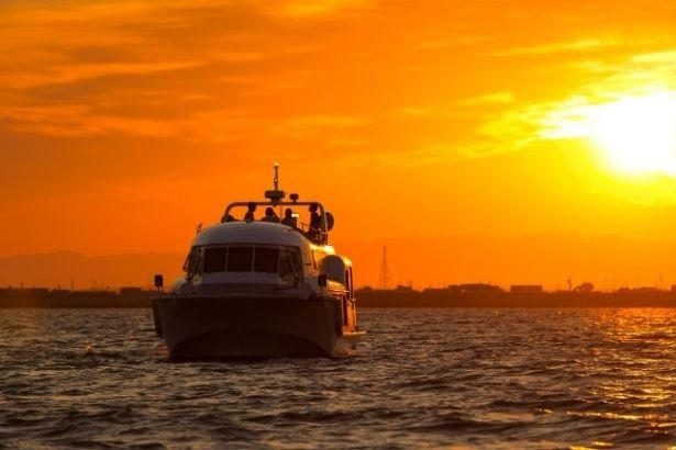冬の夕景が広がる三河湾をゆくMARINE LINX。こたつと絶景がそろう