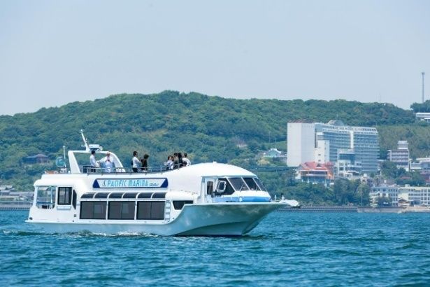 開放的なデッキが魅力のMARINE LINX。航行中は三河湾の山並みや街並みが広がり、景観を満喫できる