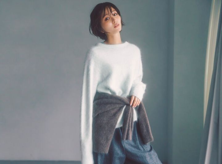 エイトンのカシミアプルオーバー。Model=Sae Okazaki